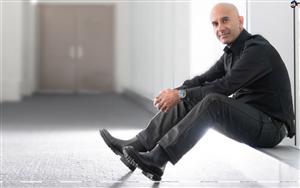 Canadian writer, Robin Sharma -  one of the top 5 Leadership Experts in the world